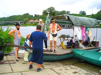 Kemp, Chrást, vodácké a turistické tábořiště "U Dolanského mostu" na Berounce