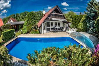 Jižní Čechy - chata k pronajmutí s vyhřívaným venkovním bazénem.