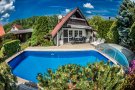V jižních Čechách se nachází tato pěkná chata k pronajmutí s vyhřívaným krytým venkovním bazénem. Chaty k pronajmutí v jižních Čechách jsou velmi oblíbené pro levnou rodinnou dovolenou.