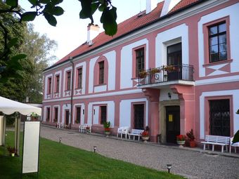 Hotel, Lobeč, Zámek Dvůr Lobeč