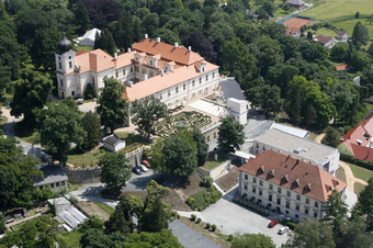 Hotel, Loučeň, Zámecký hotel Maxmilián *** Loučeň