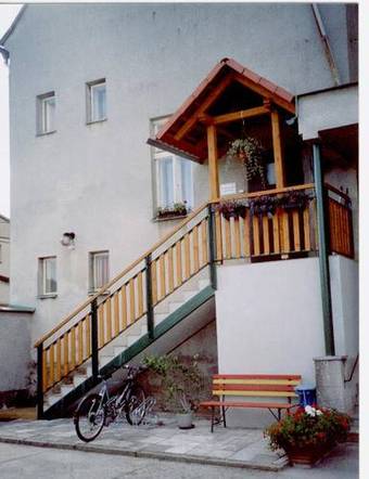 Hostel, Zahrádky