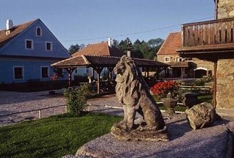 Hotel, Rabyně, Farma Michael na tvrzi Nedvězí